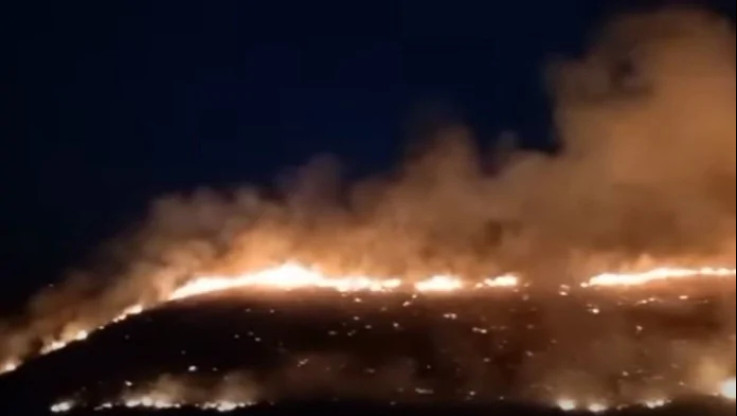 Πύρινη κόλαση στην Εύβοια - Ξεφεύγει η φωτιά που ξέσπασε στο Αλιβέρι - Ολονύκτια μάχη με τις φλόγες (Vid)