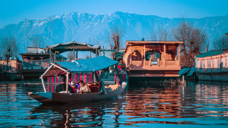 Ενθουσιασμένοι οι ξένοι τουρίστες με την ομορφιά του Κασμίρ