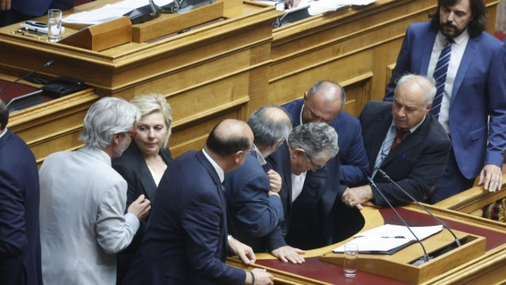 Κατέρρευσε στη Βουλή ο Δημήτρης Κουτσούμπας: Πόνεσε η μέση του ενώ ήταν στο βήμα - Διακοπή της διαδικασίας (vid)