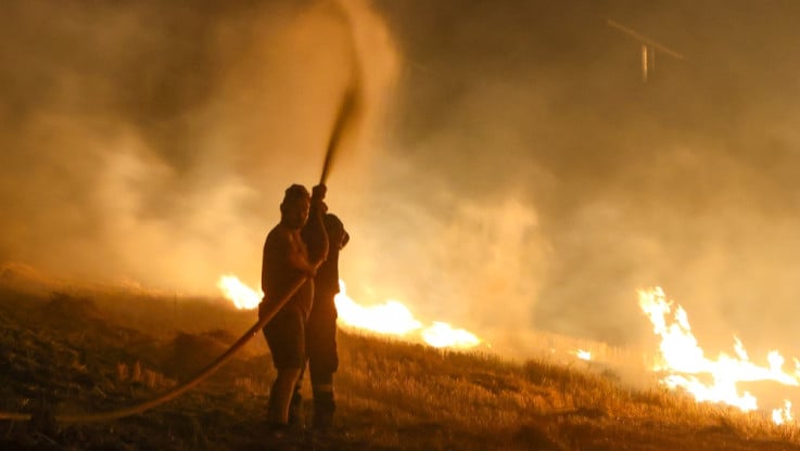 Έβρος: Συγκλονιστική φωτογραφία με πυροσβέστη που κοιμάται σε καμένη γη έπειτα από κατάσβεση πυρκαγιάς 