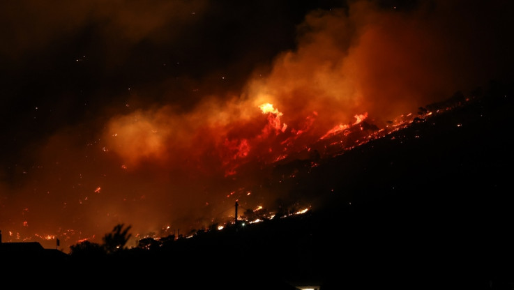 Ολονύχτια μάχη με τις φλόγες: Δύσκολο το μέτωπο στα Δερβενοχώρια, κινείται προς Μαγούλα - Σηκώθηκαν τα εναέρια μέσα