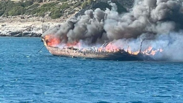 Βίντεο-σοκ: Η στιγμή που το τουριστικό πλοιάριο στη Ρόδο τυλίγεται στις φλόγες