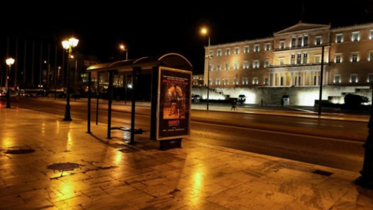 Η πανέμορφη μα "σάπια" Αθήνα του 15Αύγουστου: Η ταινία που πρέπει να δεις σήμερα αν ξέμεινες στην πρωτεύουσα