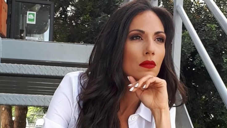 Κορμάρα η Ανθή Βούλγαρη: Με λευκό μπικίνι στην αγκαλιά του συζύγου της - Δείτε φωτογραφίες
