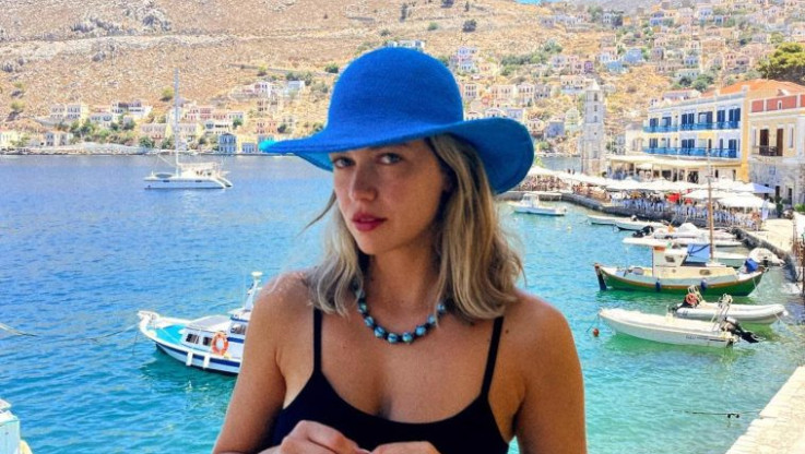 Κλέλια Ανδριολάτου: Εκθέτει τα προσόντα της στην Κρήτη η καυτή "μούσα" του Παπακαλιάτη! (ΦΩΤΟ)
