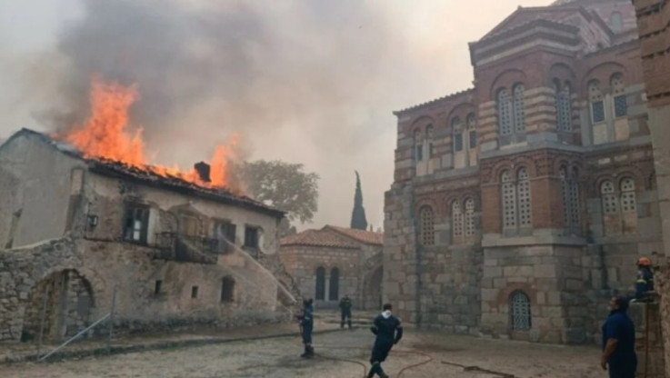 Θλίψη: Καίγεται η ιστορική μονή του Οσίου Λουκά - Σοκάρουν οι εικόνες