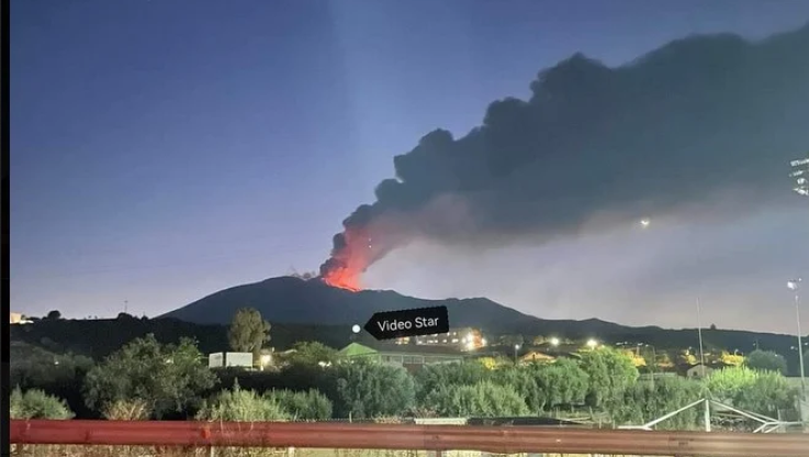Σικελία: Ξύπνησε και βρυχάται η Αίτνα - Συντριβάνια λάβας - Έκλεισε το αεροδρόμιο της Κατάνια (ΒΙΝΤΕΟ)
