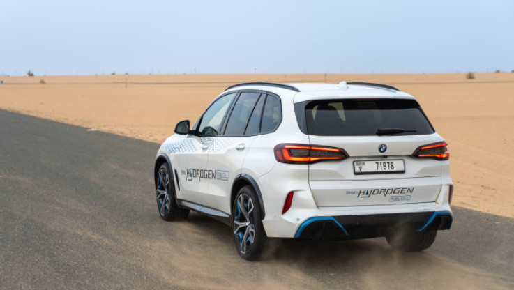 Η BMW iX5 Hydrogen δοκιμάζεται σκληρά στην έρημο