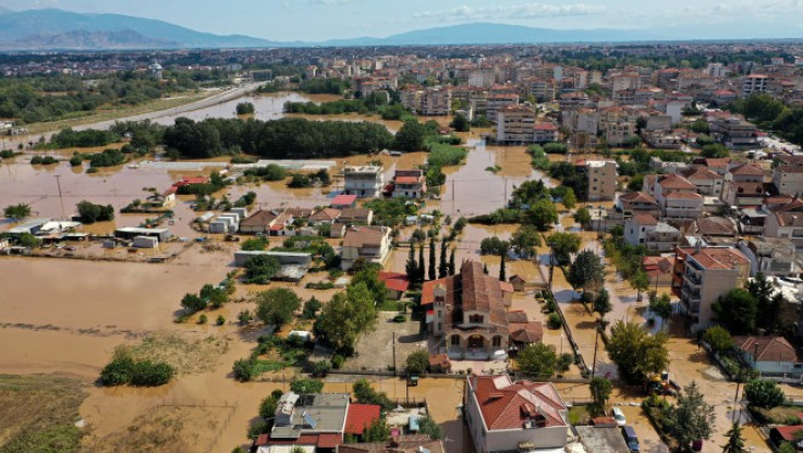 Ώρες αγωνίας - "Στα 10 μέτρα η στάθμη του Πηνειού" - Κινδυνεύει να πλημμυρίσει η Λάρισα (ΒΙΝΤΕΟ)