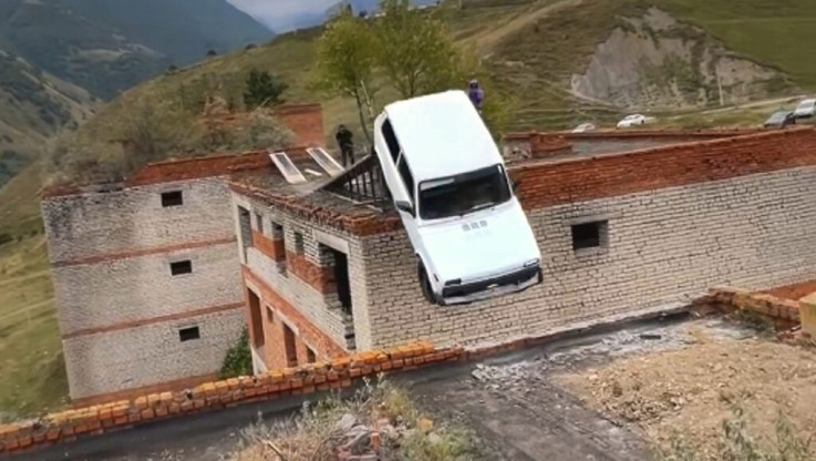 Βίντεο ΣΟΚ: Προσπάθησε να πηδήξει με το αυτοκίνητό του από τη μία οροφή πολυκατοικίας στην άλλη!