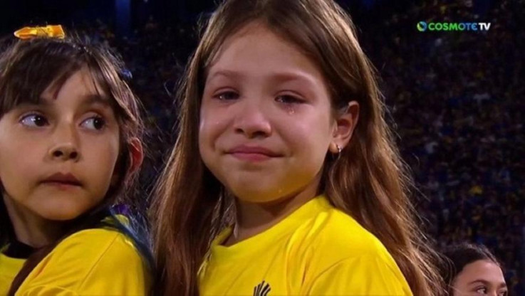 Συγκλονιστική στιγμή στην Αργεντινή - Κοριτσάκι δάκρυσε από την ατμόσφαιρα στο Μπομπονέρα (ΒΙΝΤΕΟ)