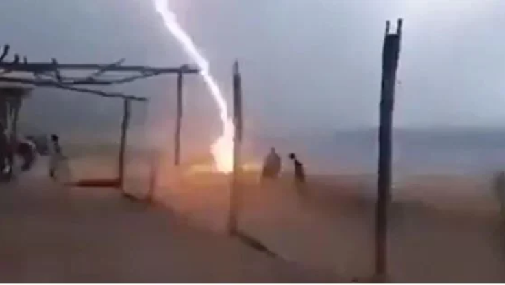 Βίντεο σοκ από το Μεξικό: Κεραυνός χτυπά δύο ανθρώπους σε παραλία και τους σκοτώνει