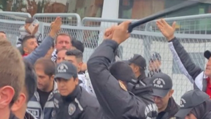 Εικόνες σοκ στην Τουρκία: Αστυνομικός τράβηξε όπλο κατά τη διάρκεια έντασης με οπαδούς! (ΒΙΝΤΕΟ)