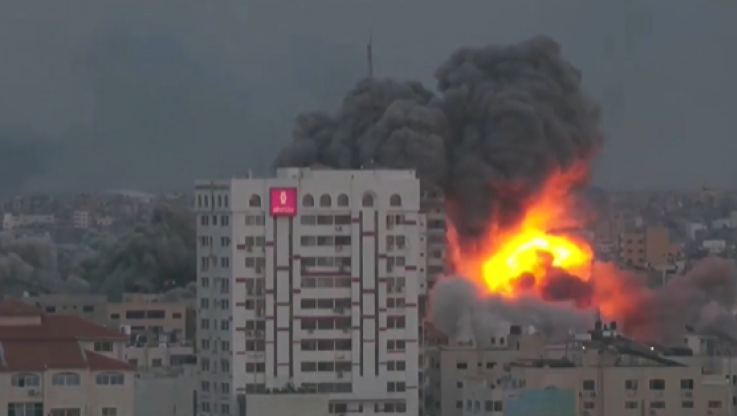 Βίντεο-φρίκη από την Λωρίδα της Γάζας: Κατέρρευσε ο Πύργος της Παλαιστίνης από ισραηλινό χτύπημα