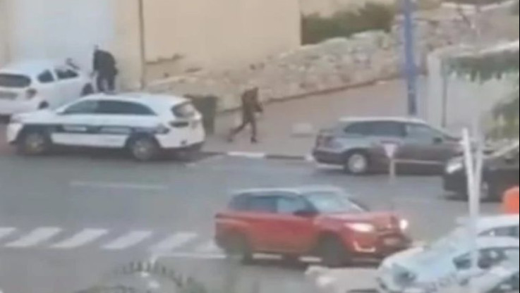 Βίντεο σοκ: Ένοπλοι πυροβολούν πολίτη που οδηγεί το αμάξι του!