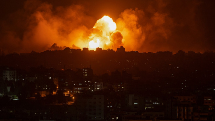 Παραλύει η Γάζα, ολονύχτιοι βομβαρδισμοί με πολλούς τραυματίες - Ανεξέλεγκτος ο ρουκετοπόλεμος - "Αγριότητα επιπέδου ISIS"