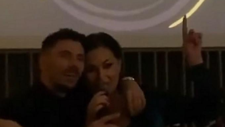 Ξεσάλωσε ο Μλαντένοβιτς - Ανέβηκε στην πίστα μαζί με τραγουδίστρια - Πόσταρε βίντεο η σύζυγός του!