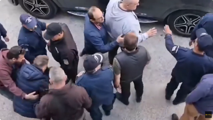 Έξαλλος Κούγιας, τον κρατούσαν 4 - Άγριο "μπινελίκι" σε αξιωματούχο του αγώνα - "Με χτύπησε, παλια@@" (Vid)