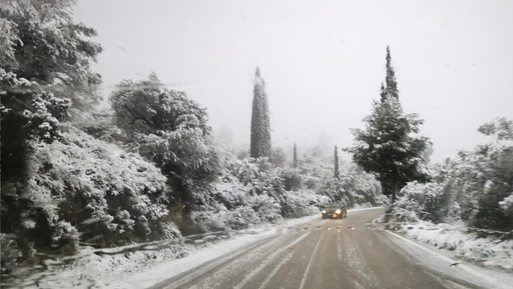 Ντύθηκε στα λευκά η Ελλάδα - Πέφτει μπόλικο χιόνι - Πού χρειάζονται αλυσίδες (ΒΙΝΤΕΟ)