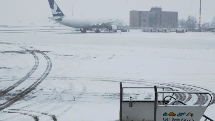 Χαμός στο αεροδρόμιο του Μονάχου - Αεροπλάνα "κόλλησαν" στα χιόνια, αποκλεισμένοι οι επιβάτες (Vids)