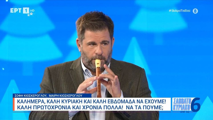 Παρουσιαστής της ΕΡΤ έπαιξε on air με φλογέρα τον ύμνο του Ολυμπιακού! (ΒΙΝΤΕΟ)