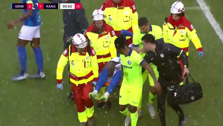 Αξίζουν χειροκρότημα: Αντίπαλοι έγιναν τραυματιοφορείς για παίκτη που τραυματίστηκε (ΒΙΝΤΕΟ)