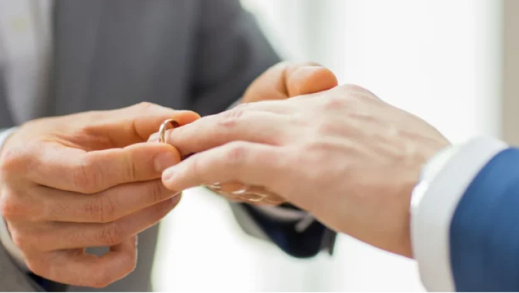 Το 40,3% συμφωνεί με τον γάμο των ομόφυλων ζευγαριών, αλλά το 68,7% διαφωνεί με την τεκνοθεσία