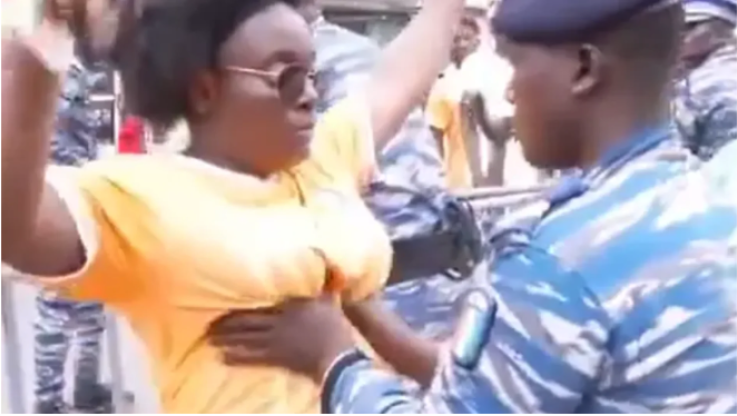 Σάλος με τον έλεγχο της αστυνομίας σε γυναίκες στο Copa Africa: «Της αγγίζει το στήθος» (ΒΙΝΤΕΟ)