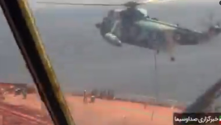Βίντεο που κόβει την ανάσα! Η στιγμή που το Πολεμικό Ναυτικό του Ιράν καταλαμβάνει ελληνόκτητο τάνκερ