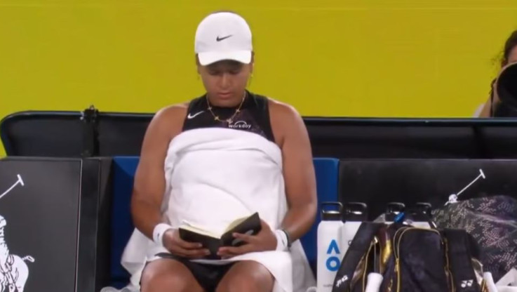 Ασυνήθιστο: Η Οσάκα διάβαζε βιβλίο μεταξύ των αγώνων του Australian Open (ΒΙΝΤΕΟ)