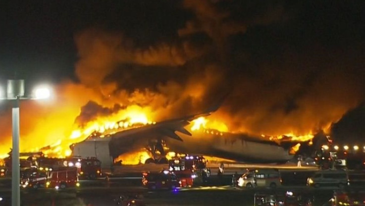Άψογη οργάνωση! Πώς εκκενώθηκε σε 1,5 λεπτό το αεροσκάφος που πήρε φωτιά στην Ιαπωνία (ΒΙΝΤΕΟ)