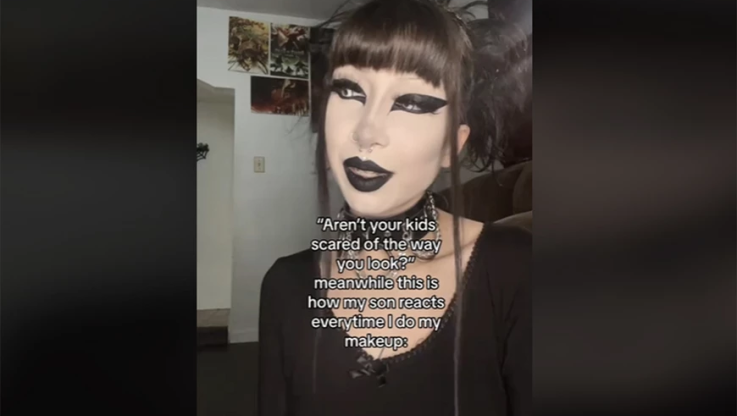 Emo μαμά δέχεται επικρίσεις για το gothic στυλ της - Φοράει σορτσάκια και βάζει έντονο makeup