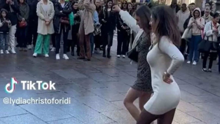 Ούτε τσιφτετέλι τέτοια πέραση: Ελληνίδες χορεύουν Ικαριώτικο στο Παρίσι και γίνονται viral! (ΒΙΝΤΕΟ)