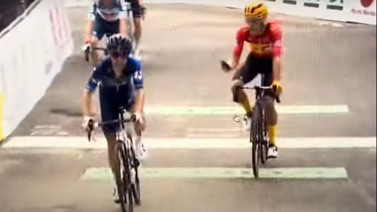 Απίθανο: Ποδηλάτης έκανε λάθος και πανηγύρισε πριν τον τερματισμό και έχασε (ΒΙΝΤΕΟ)