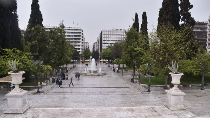Συναγερμός στην Αθήνα: Επίθεση με μαχαίρι στην Ερμού - Άντρας μαχαίρωσε γυναίκα