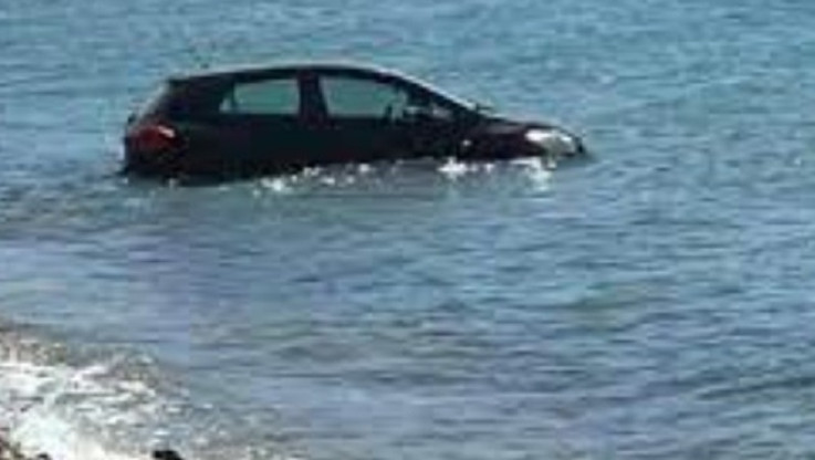 Απίστευτο: Καυγάδισαν και της… πέταξε το αυτοκίνητο στη θάλασσα!