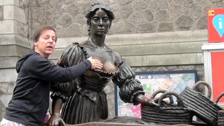 Απίστευτο! "Σταματήστε να πιάνετε το στήθος της" ζητά το Δουβλίνο από τουρίστες στο άγαλμα της Molly Malone