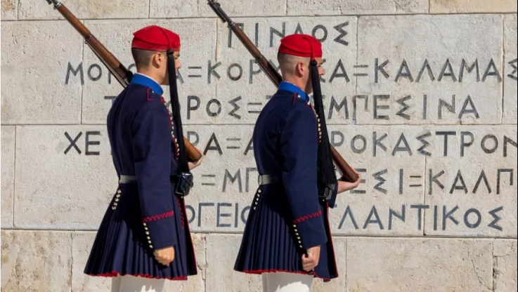 Τι σημαίνουν οι επιγραφές στο Μνημείο του Άγνωστου Στρατιώτη - Όλες οι λέξεις που έχουν χαραχθεί