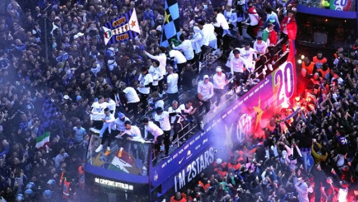 "Κάηκε" το Μιλάνο - Ιστορικό πάρτι με 300.000 οπαδούς της Ίντερ (ΒΙΝΤΕΟ)