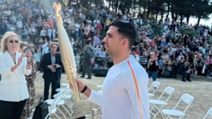 Μεγάλη τιμή: Ο Μπακασέτας μετέφερε την Ολυμπιακή Φλόγα στη Νεμέα (BINΤΕΟ)