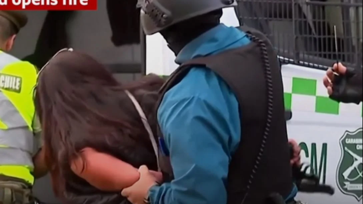 Απίστευτο βίντεο από την Χιλή: Γυναίκα κρατούμενη κλέβει όπλο από αστυνομικό και ανοίγει πυρ - Τρεις τραυματίες