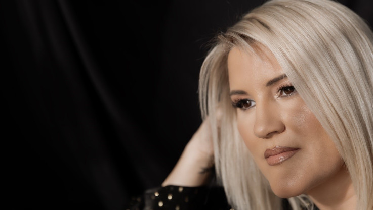 «Θα γίνω ο άγγελός σου»: Η Έλενα Σέιντο συστήνεται στο κοινό με το πρώτο της single
