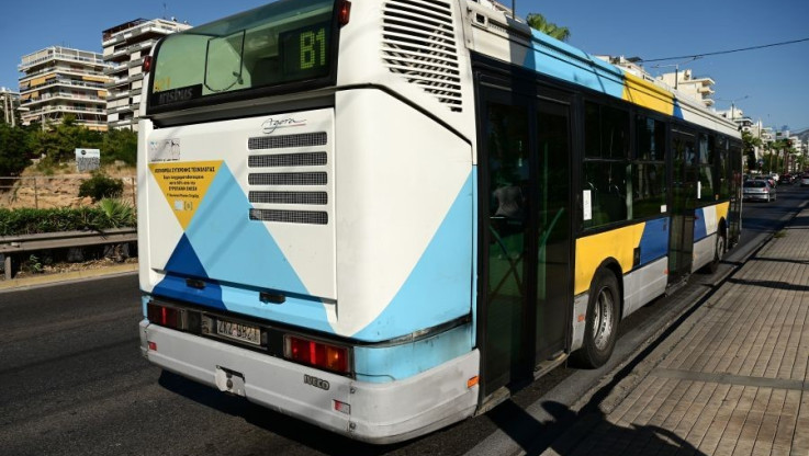 Συναγερμός στα Λιόσια! Λεωφορείο έπεσε σε κολώνα - Πέντε τραυματίες