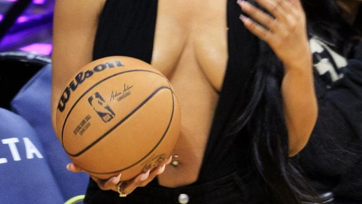 Τραγουδίστρια μπήκε στο γήπεδο και κανείς δεν νοιαζόταν για το μπάσκετ: Όλοι κοιτούσαν το στήθος της (ΦΩΤΟ)