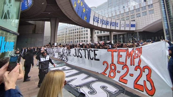Διαμαρτυρία οπαδών του ΠΑΟΚ έξω από το Ευρωκοινοβούλιο: «57 ψυχές ζητούν δικαίωση» (ΒΙΝΤΕΟ)