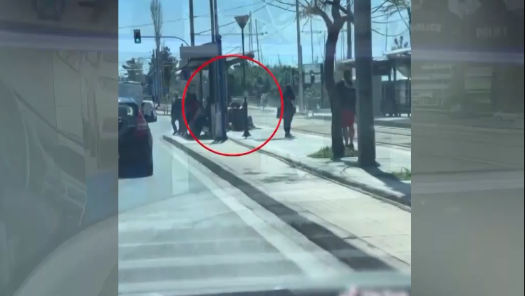 Απίστευτο σκηνικό: Ασυνείδητος οδηγός "καβάλησε" τις γραμμές του τραμ για να γλιτώσει την κίνηση (ΒΙΝΤΕΟ) 