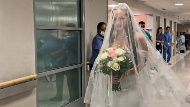 Παντρεύτηκε σε νοσοκομείο για να τη δει ο πατέρας της νύφη πριν πεθάνει