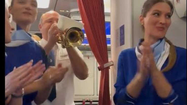 Επικό βίντεο: Ο πιλότος έπαιξε με τρομπέτα τον ύμνο του Ολυμπιακού!