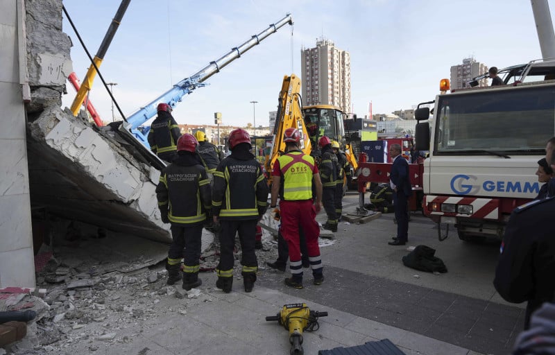 Διασώστες στα συντρίμμια του σιδηροδρομικού σταθμού στο Νόβι Σαντ