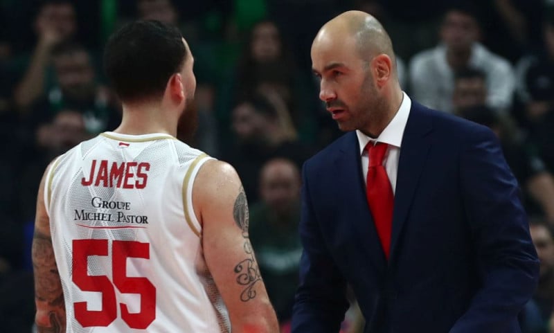 O Mάικ Τζέιμς και ο Βασίλης Σπανούλης